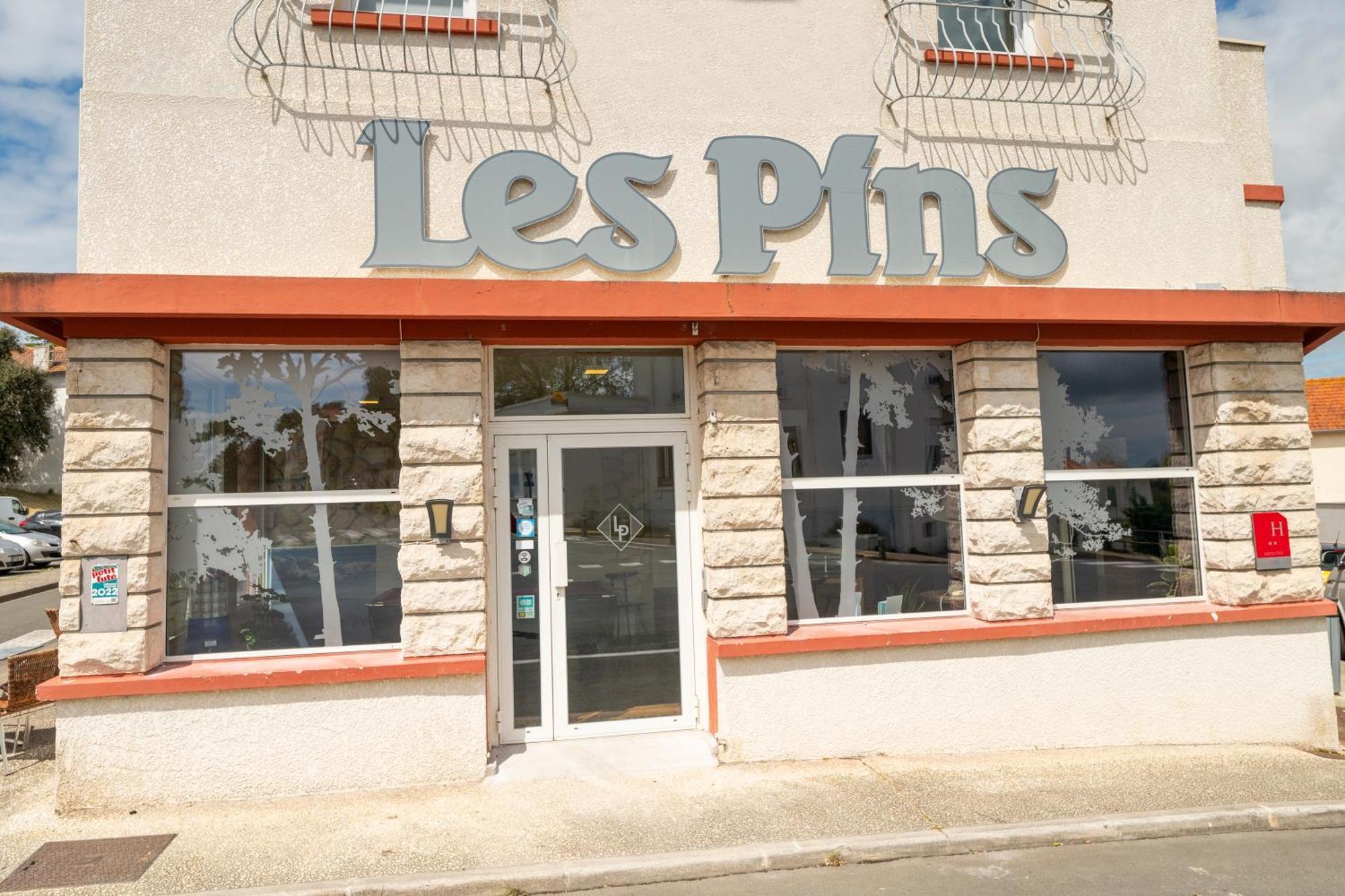 Hotel Les Pins แซ็ง-โทรจง-เลส์-แบ็งส์ ภายนอก รูปภาพ