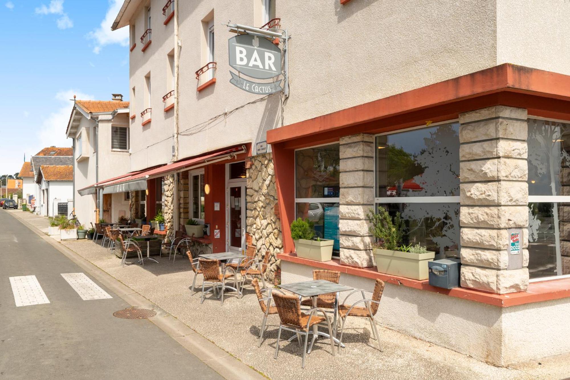 Hotel Les Pins แซ็ง-โทรจง-เลส์-แบ็งส์ ภายนอก รูปภาพ