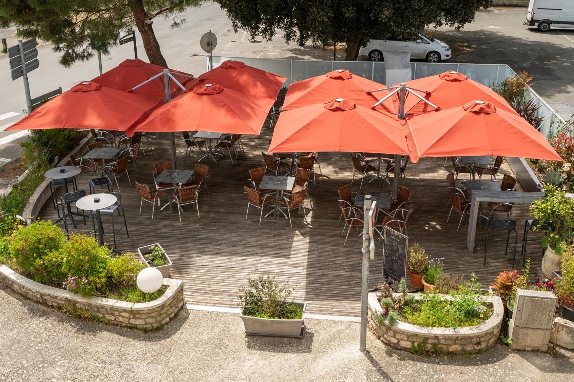 Hotel Les Pins แซ็ง-โทรจง-เลส์-แบ็งส์ ภายนอก รูปภาพ